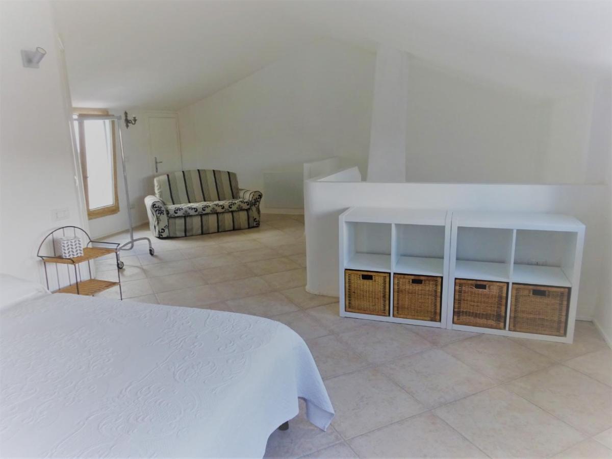 White - San Pantaleo Apartment ภายนอก รูปภาพ